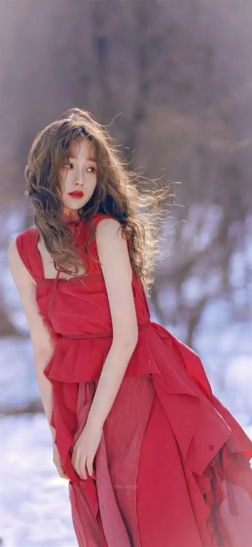 推图:虞书欣 红裙配卷发 太绝.