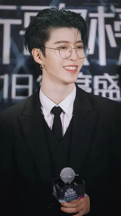 如玉山上行,光映照人——范丞丞笑容合集