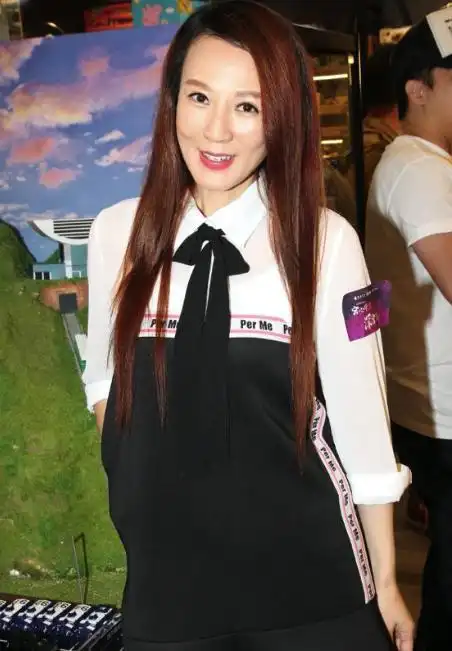 47岁康华被曝曾与富豪华侨秘婚:感情的事我不想再回应!