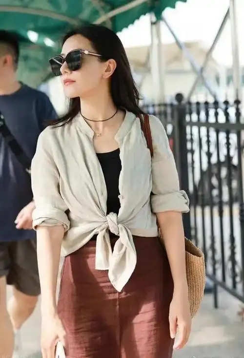 高圆圆广州到达,开衫半身裙靓丽又秀气,低调随和不摆明星架子