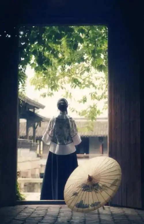 江南三月雨巷情长