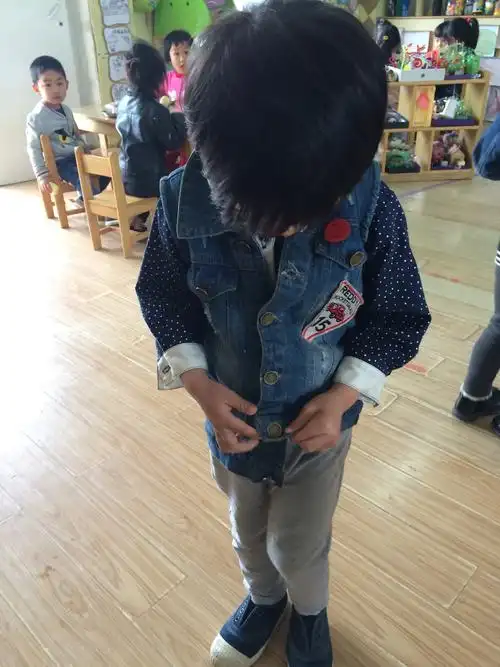 睡觉起来我自己穿衣服裤子鞋子哦.啊哦 ,我的纽扣扣错了.