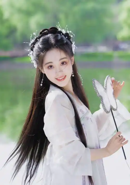 祝绪丹白色汉服仙气飘飘优雅写真_美得_花朵_一颦一笑