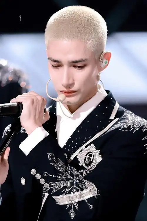 米卡 into1门面主唱