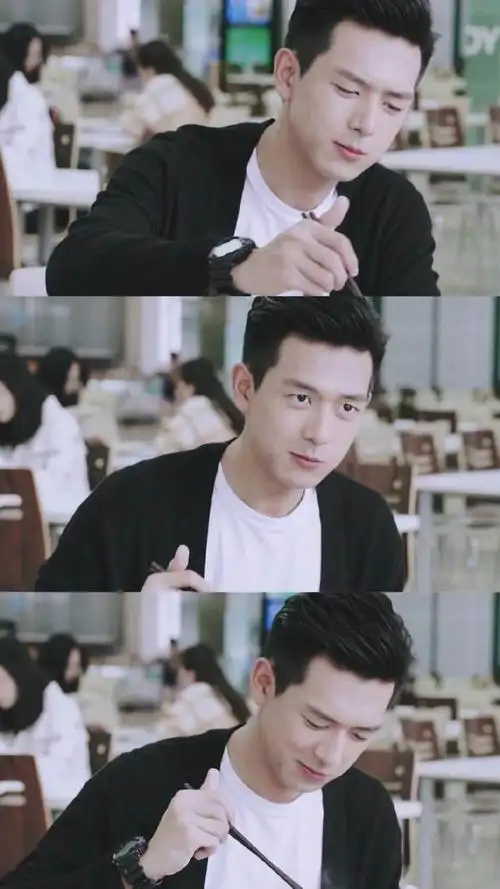 7月28日,李现身穿浅棕色衬衣出席了一场品牌活动,展现了他优越的身材