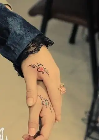 虎口漂亮的情侣图腾刺青 - 纹身秀