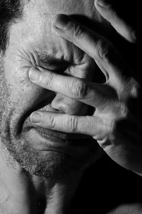 仅一个人,仅一个中年男性,抚摸,沮丧,难受,无奈,失望,悲伤,伤心,难过