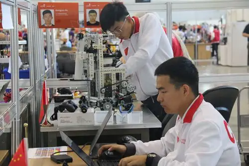 冠军风采--第45届世界技能大赛移动机器人项目冠军胡耿军,郑棋元