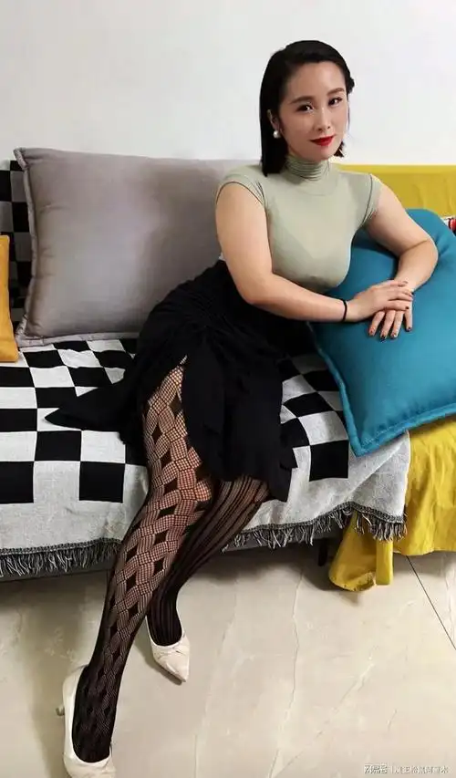 同学妈妈浅绿色收身t桖搭配黑丝网格高跟鞋成熟性感妩媚动人