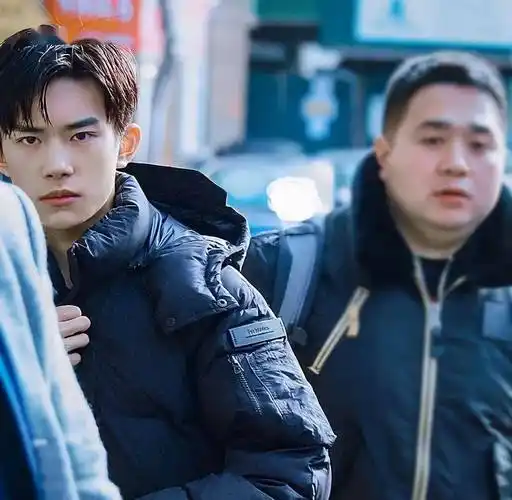 偶遇易烊千玺穿碎花裙拍戏胖虎友情客串造型夸张引路人围观