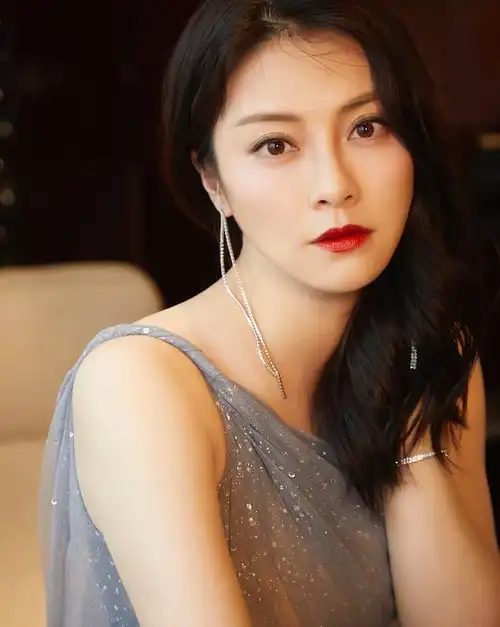 朱锐一袭薄纱长裙尽显韵味,耳坠柔情