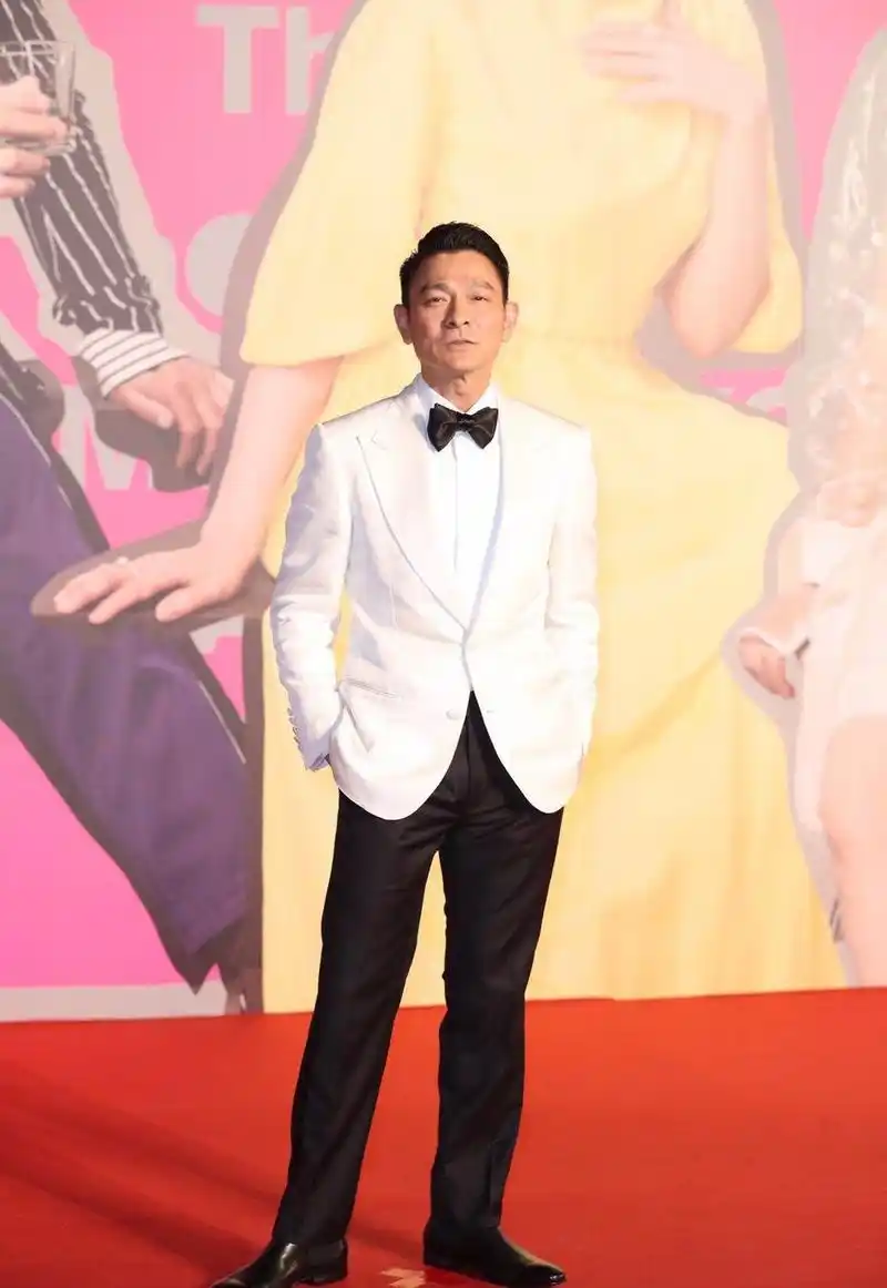 刘德华亮相香港金像奖 白色西装依旧活力帅气