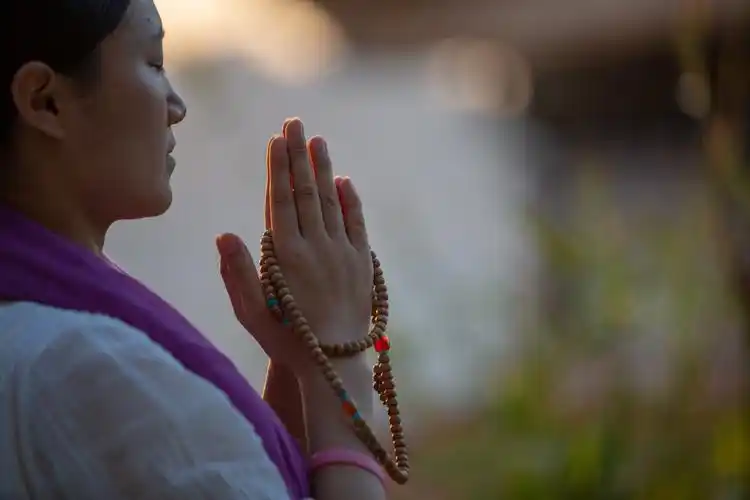 合掌虔诚祈祷恭敬