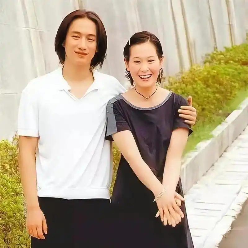 伊能静穿着睡衣来到了黄磊房门前,手里还拿着几瓶酒,黄磊开门,伊能静