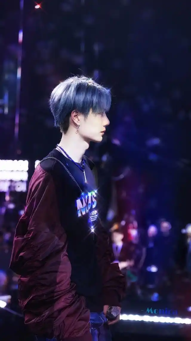 的卫衣设计十分巧妙,不同面料之间的巧妙拼接,黑色和暗红色的完美结合