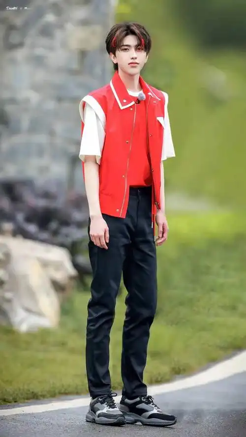 蔡徐坤这是开了长腿特效吗