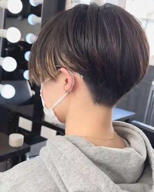 推后脖短发是一款简约而时尚的发型,适合喜欢干练和利落感觉的女生.