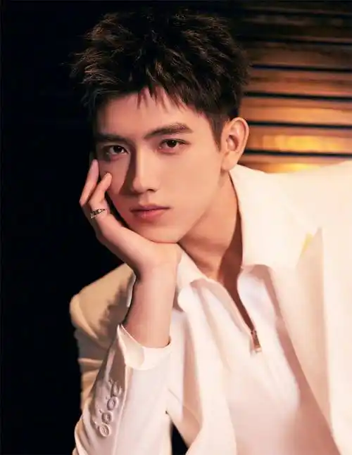 陈飞宇塌房后正面回应:交往时双方均为单身,恳请网友们手下留情