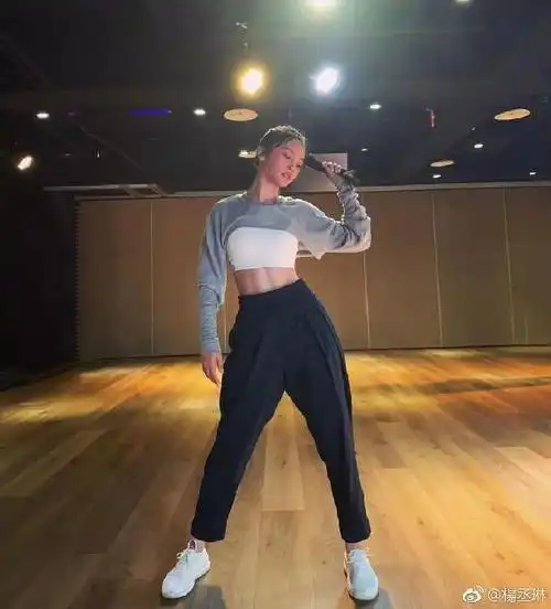 其实练背并不复杂,刚入门的小白不去健身房撸铁也没关系,只需要一块