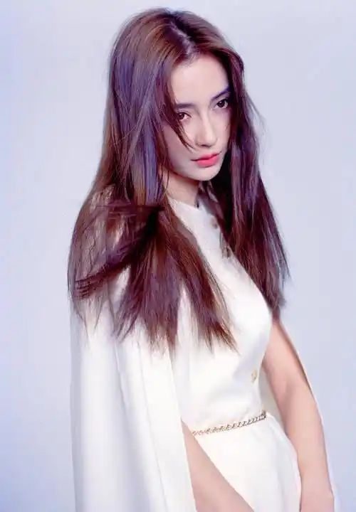 杨颖时装十二月封面,机车短发造型率性酷飒,花朵礼裙优雅美艳_baby