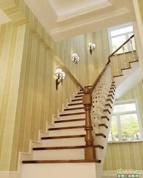 其他楼梯扶手是实木的,台阶选用白色大理石,很亮丽大气