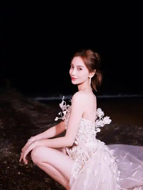 angelababy烟火流光夜海大片 一袭薄纱抹胸裙勾勒曼妙身姿 梦幻唯美
