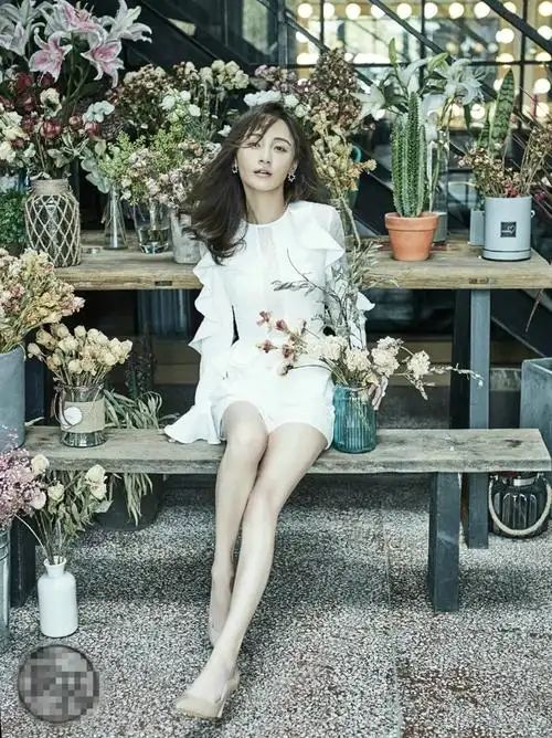 姚笛身穿白色连体裤,袖上有波浪,胸口有蕾丝,脚穿裸色高跟鞋,露出比例