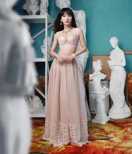 柳岩微博晒性感内衣照雪白豪乳嫩白长腿抢镜