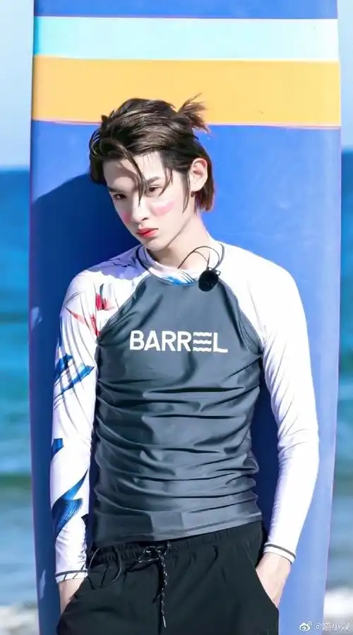 感受一下黄明昊的完美侧颜 致命喉结鲨,双重性感完全在线索命了