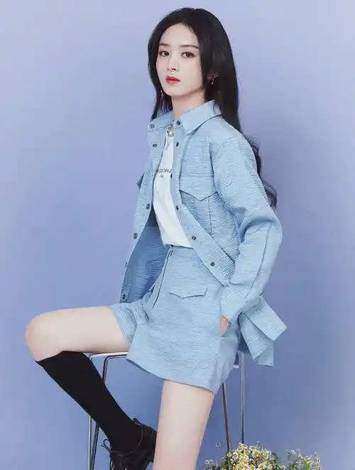 9月22日,网上曝出一组赵丽颖的写真照,照片中赵丽颖身穿蓝色套装,配上