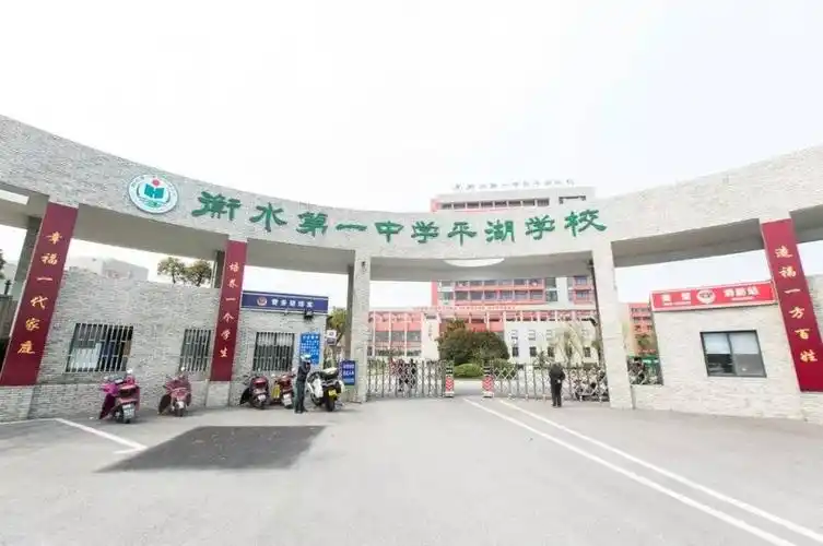 过去二十年,这种通过地方政府默许而迅速崛起的超级中学,成为中国教育