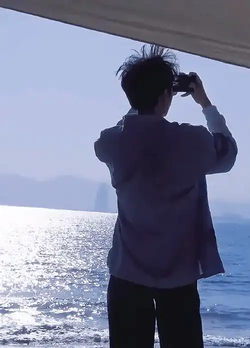 让温暖从背后慢慢包围过来王俊凯的背影可以做到