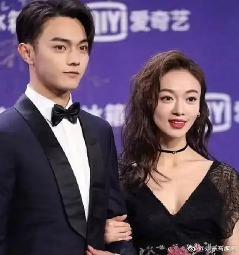 吴谨言手挽许凯现身脚心成亮点网友真甜蜜