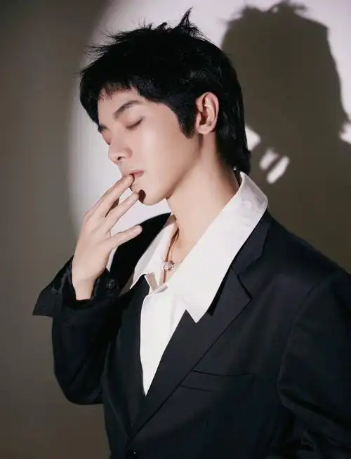 华晨宇荣获腾讯娱乐白皮书年度男歌手2021期待新世界的更多惊喜