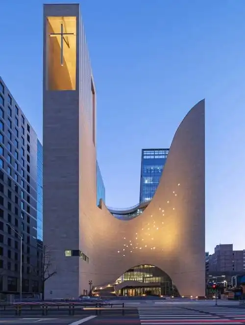 极简现代弧形立面建筑