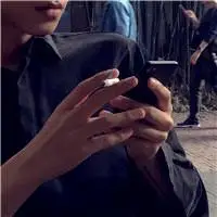 抽烟超拽男生头像