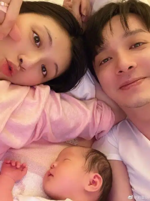 "如今,他们也顺利的升级成为了一家三口