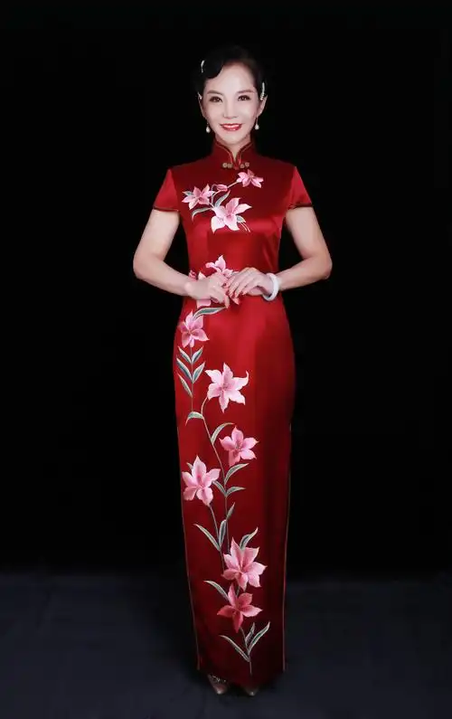 一袭耀眼夺目的中国红旗袍,尽显东方气韵