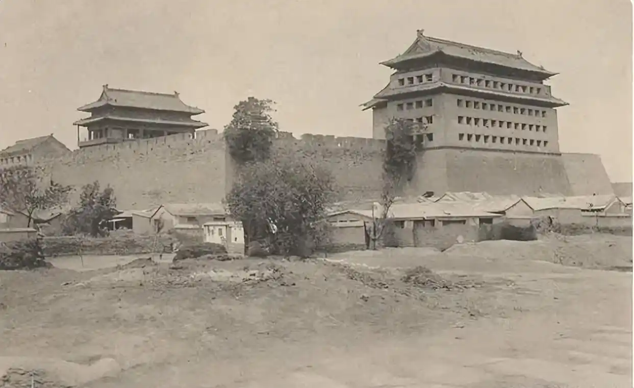 100年前老照片:北京的城门,有的已经损毁了