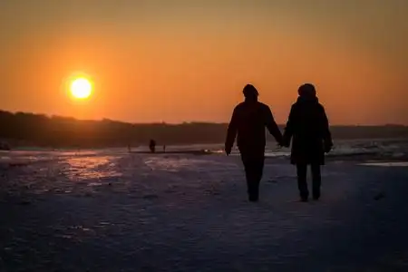 夫妻爱步行恩爱的夫妻,在夕阳的背景照片