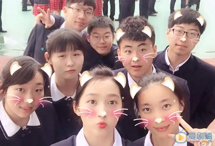 "国民闺女"关晓彤穿校服晒毕业照 清纯可人大长腿抢镜