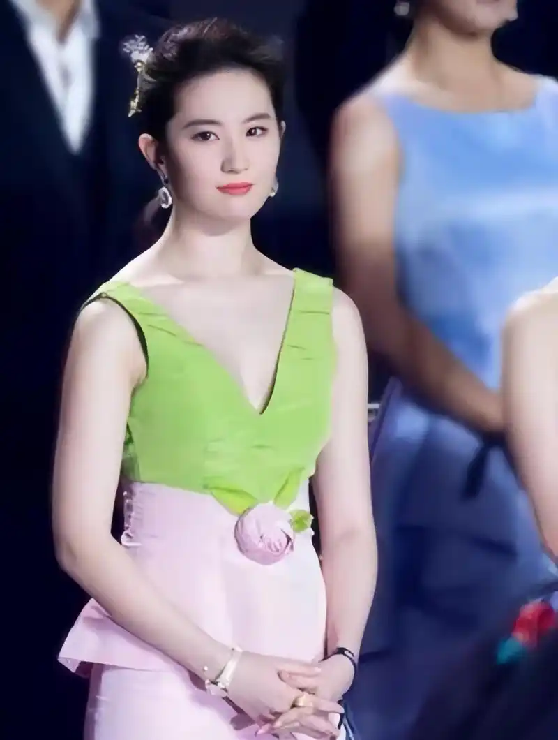 刘亦菲的这套寿桃裙确实令人印象深刻