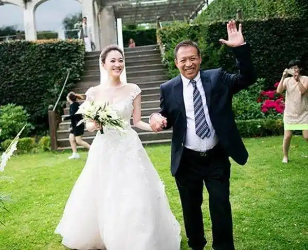 李小冉与老公近照曝光,手牵着手脸上挂着微笑,太甜蜜了吧