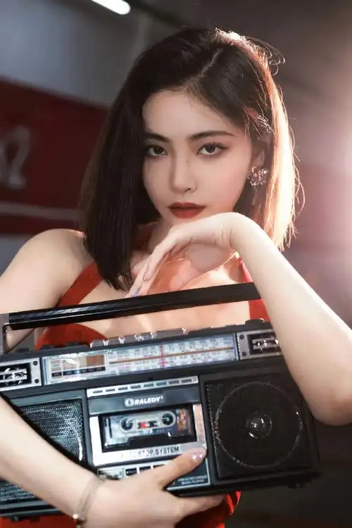 许佳琪红色高开叉长裙造型