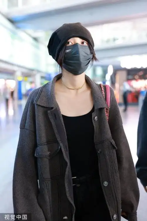 组图张子枫结束巴黎时装周行程冷帽配夹克酷飒十足