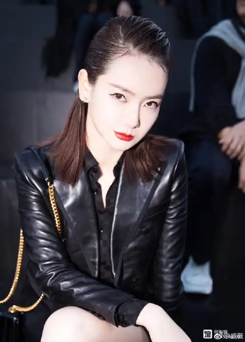 被戚薇帅到了一身黑色西装亮相时装周霸气十足网友真酷