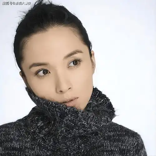 靳东老婆晒近照,46岁李佳头顶白发脸上无皱纹,自信明媚好漂亮!