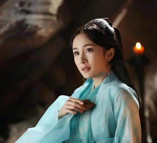 28岁三金影后演古装剧画风崩坏,张艺谋:我早就劝过谋女郎别演剧