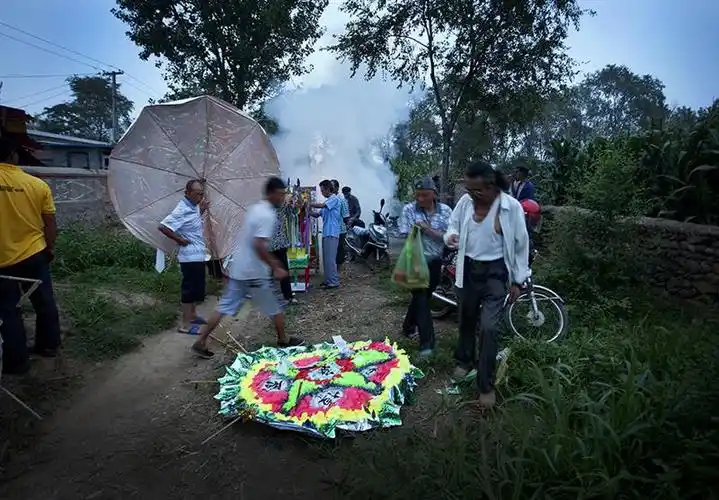 上一页 下一页 作品名称: 喜丧  作品描述: 图13:  时辰已到,出殡起灵