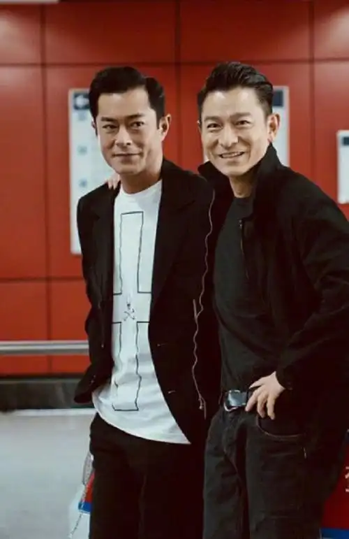 刘德华和谁合影都是一脸微笑,唯独在她面前,天王的形象都不顾了